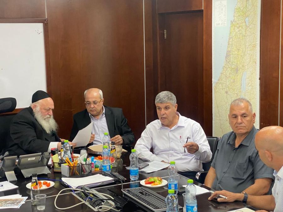 جلسة عمل في وزارة البناء والاسكان بمشاركة الطيبي ومحاميد وناصر 